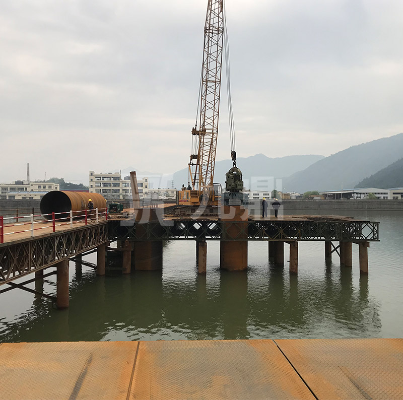   應(yīng)急貝雷鋼便橋和固定貝雷鋼便橋具有構(gòu)件少，重量輕，成本低的特點(diǎn)